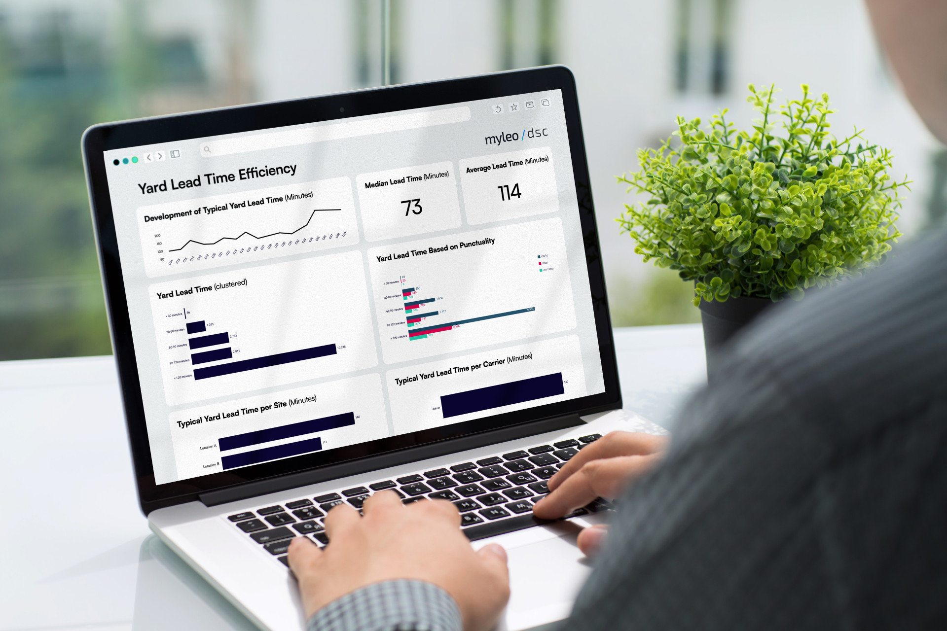 Person using a Laptop with myleo / dsc